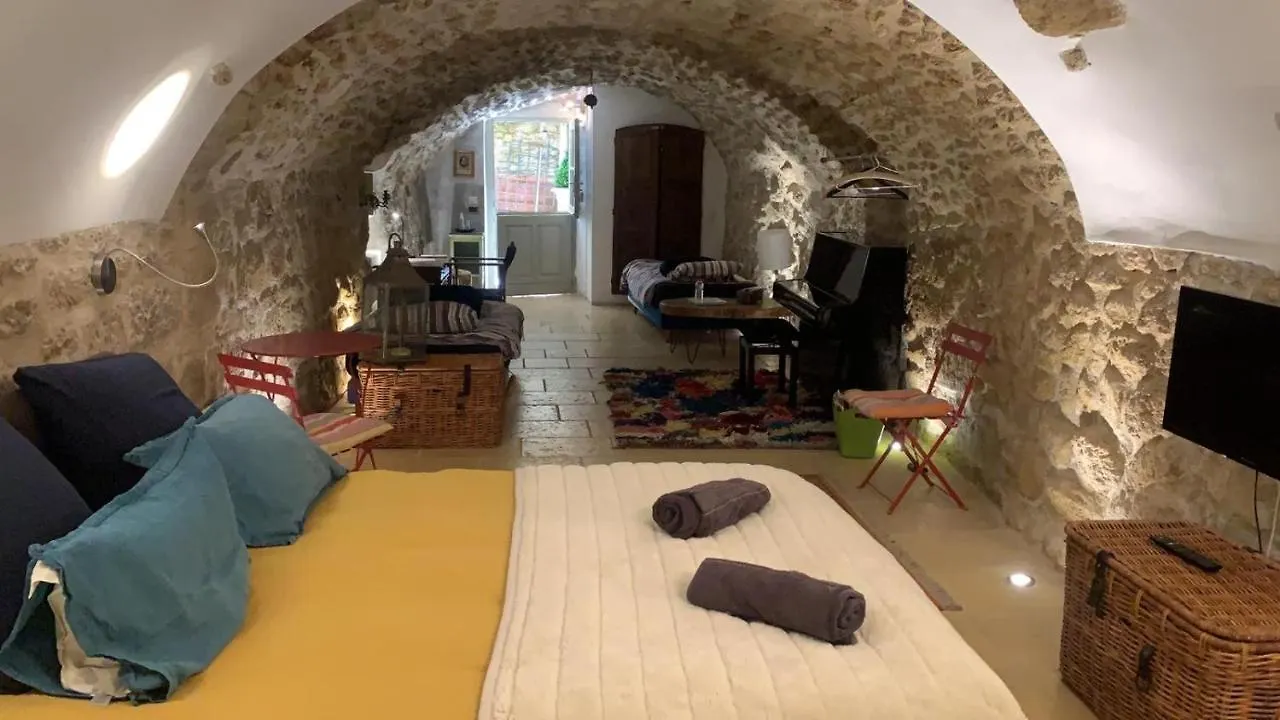 La Villageoise, Chambre Troglodyte Pitoresque Au Coeur Du Village Rognes Bed and breakfast