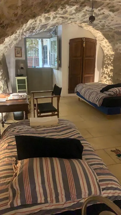 La Villageoise, Chambre Troglodyte Pitoresque Au Coeur Du Village Rognes Bed and breakfast
